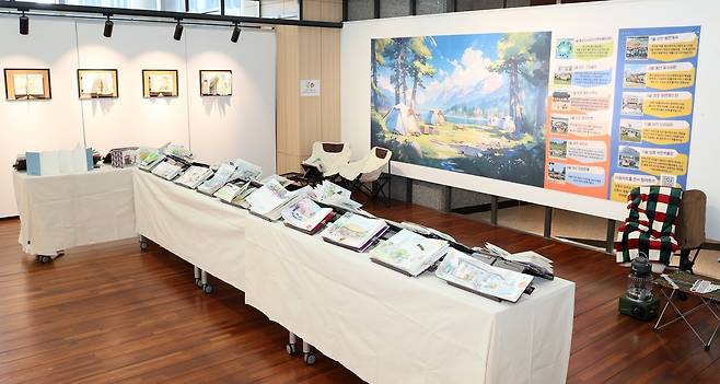 충남도의회가 오는 27일까지 도의회 1층 다움아트홀에서 지역 명소를 다양한 시각으로 담아낸 어반스케치 작품 50여 점을 전시한다. 충남도의회 제공