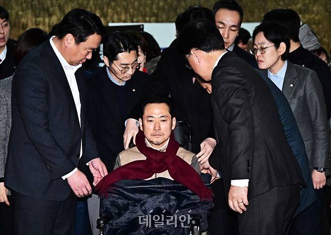'통일교·공천헌금' 쌍특검법 수용을 촉구하며 단식을 시작한 장동혁 국민의힘 대표 지난 1월 22일 서울 여의도 국회에서 단식 8일 만에 박근혜 전 대통령의 단식 중단 권고를 받아들이며 단식을 중단하고 병원으로 이송되고 있다. ⓒ데일리안 홍금표 기자