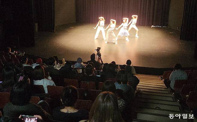 지난달 24일 부산 남구 경성대 예노소극장에서 ‘MEGA K-POP(케이팝) 오디션’이 열리고 있다. 경성대는 아이돌 데뷔를 꿈꾸는 지역 10, 20대를 수도권 기획사와 연결해 주기 위해 이 같은 행사를 기획했다. 김화영 기자 run@donga.com