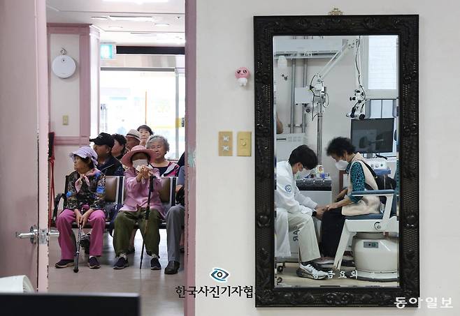 제62회 한국보도사진전 피처 부문 우수상 ‘인구 44% 노인인데 전문의 1명뿐’. 홍진환 기자 jean@donga.com