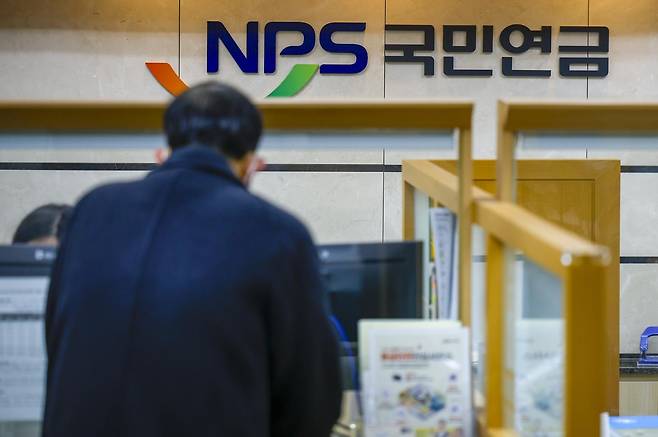 5일 서울 서대문구 국민연금공단 서울북부지역본부을 찾은 시민들이 상담을 받고 있다. 2026.01.05 뉴시스