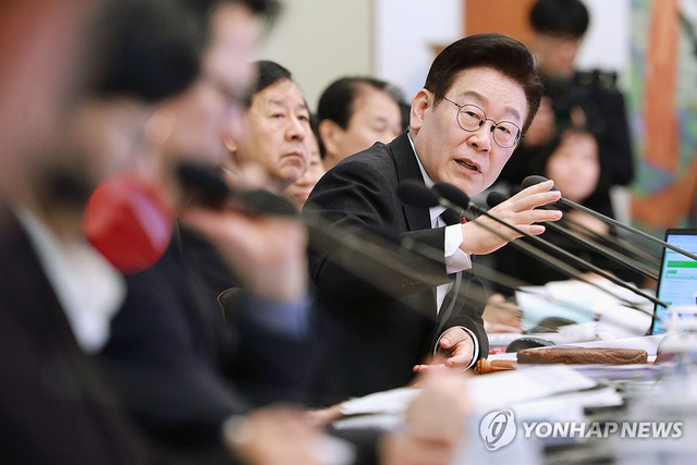 이재명 대통령이 27일 청와대에서 국무회의를 주재하는 모습. 청와대통신사진기자단=연합뉴스