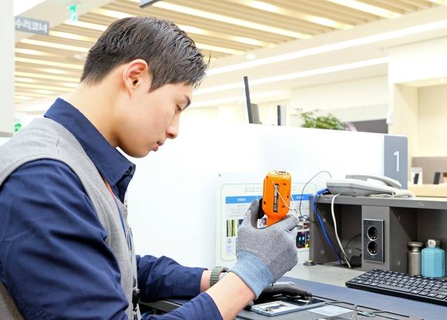 삼성전자서비스 엔지니어가 스마트폰 디스플레이 단품 수리를 작업하고 있다. 삼성전자서비스 제공