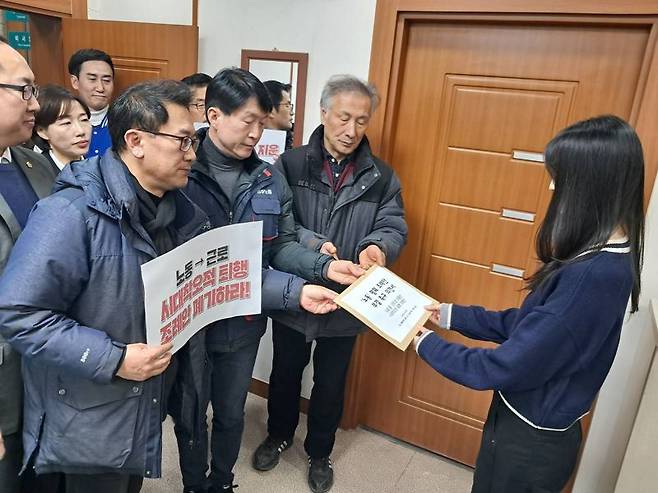 울산시의회가 일부 조례의 '노동' '노동자'라는 용어를 '근로' '근로자'로 변경하는 개정안을 오는 6일 본회에서 처리하기로 하자 민주노총과 한국노총 등 양대 노총이 2일 울산시의회에 항의서한을 전달하고 있다. 울산시의회 제공