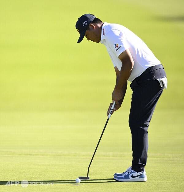 2026년 미국프로골프(PGA) 투어 파머스 인슈어런스 오픈 준우승을 차지한 김시우 프로가 최종라운드에서 퍼팅 하는 모습이다. 사진제공=ⓒAFPBBNews = News1 (사진을 무단으로 사용하지 마십시오.)