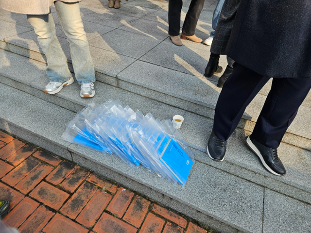 민형배 더불어민주당 국회의원(광주 광산을) 출판기념회가 열린 지난달 18일 광주 동구 조선대 해오름관(광주e스포츠경기장) 앞에 누군가 구매한 민 의원 저서 '길은 있다'가 수북하게 놓여 있다. 광주=나광현 기자