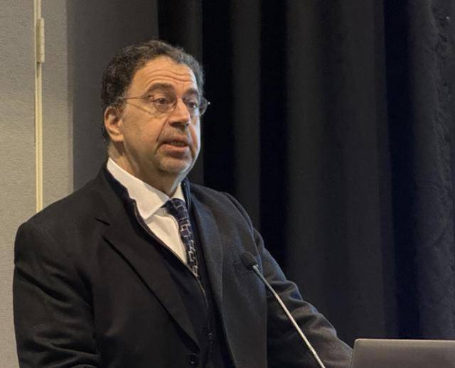 2024년 노벨경제학상 수상자인 다론 아제모을루 미국 매사추세츠공대(MIT) 교수가 지난달 4일 미 펜실베이니아주 필라델피아에서 열린 전미경제학회 행사에 참가해 강연하고 있다. 필라델피아=연합뉴스