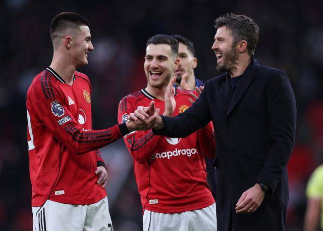 마이클 캐릭(오른쪽) 맨체스터 유나이티드 감독이 1일 영국 맨체스터의 올드 트래퍼드에서 열린 풀럼과의 2025~26시즌 EPL 24라운드 홈경기에서 경기 종료 직전 극장 결승골을 터뜨린 베냐민 셰슈코와 기뻐하고 있다. 맨체스터=EPA 연합뉴스