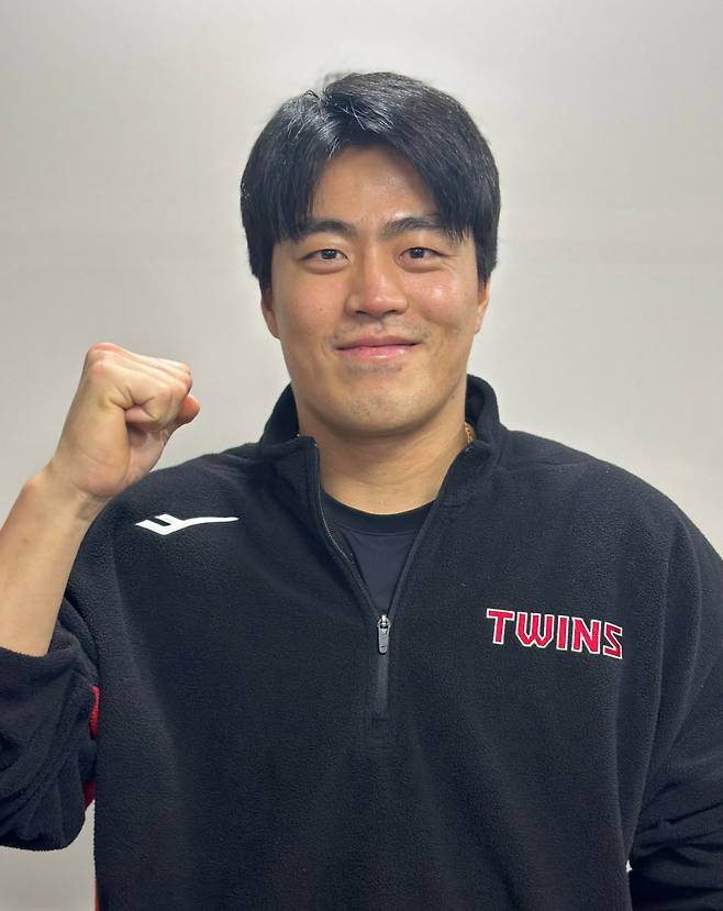 LG 천성호과 새 시즌 활약을 다짐하며 포즈를 취하고 있다. 이형석 기자&nbsp;