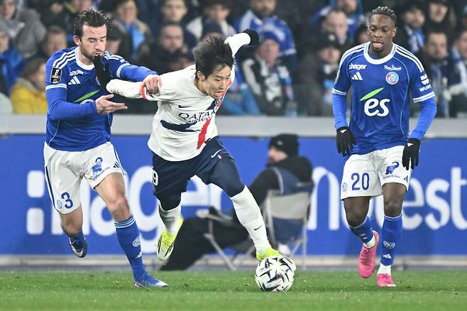 PSG 이강인이 2일 스트라스부르와의 원정 경기서 칠웰의 견제를 이겨내고 돌파를 시도하고 있다. AFP=연합뉴스