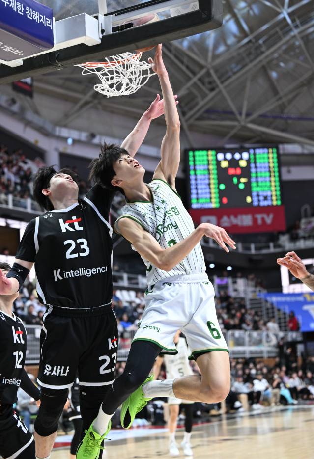 1일 수원 KT 소닉붐 아레나에서 열린 2025~26 프로농구 정규리그 KT전에서 골밑을 파고드는 이유진. KBL 제공