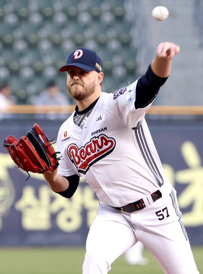 2025 KB0리그 프로야구 두산 베어스와 키움 히어로즈의 경기가 3일 오후 서울 잠실야구장에서 열렸다. 두산 선발 콜어빈이 등판해 공을 던지고 있다. 잠실=김민규 기자 /2025.04.03/