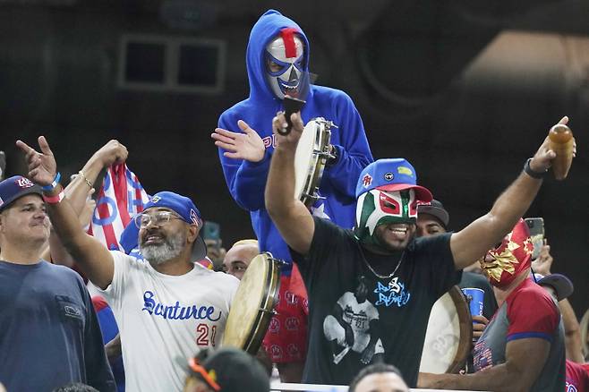 <yonhap photo-2539=""> Puerto Rico fans cheer the team during the fourth inning of a World Baseball Classic game against Mexico, Friday, March 17, 2023, in Miami. (AP Photo/Marta Lavandier)/2023-03-18 12:56:59/ <저작권자 ⓒ 1980~2023 ㈜연합뉴스. 무단 전재 재배포 금지.></yonhap>