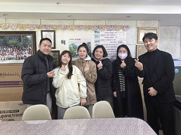 김정용 부산광역시 강서구의원(오른쪽)이 보육시설 봉사활동에 참여한 후 관계자들과 하트 포즈를 취하고 있다. [사진=부산광역시 강서구의회]