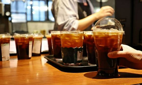 서울 시내의 한 카페에서 일회용 플라스틱 컵에 담겨 판매되는 커피. [사진=연합뉴스]