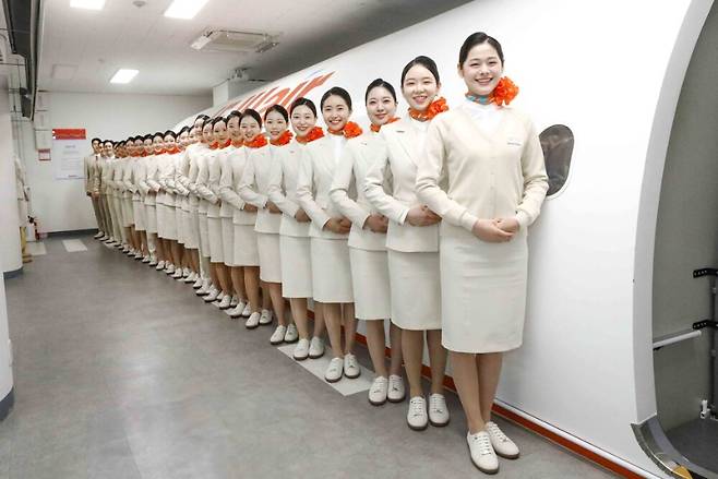 제주항공 객실승무원들이 스니커즈 근무화를 착용하고 훈련센터에 집결해 있다. 근무 환경 변화가 조직 전반으로 확장되고 있음을 보여준다. (제주항공 제공)