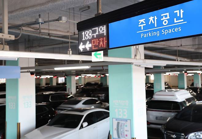 아시아나항공의 제2터미널 이전 등으로 인천국제공항 제2터미널 단기 주차장의 주차난이 이어지고 있다. 지난달 29일 인천국제공항 제2터미널 단기 주차장 모습. 연합뉴스