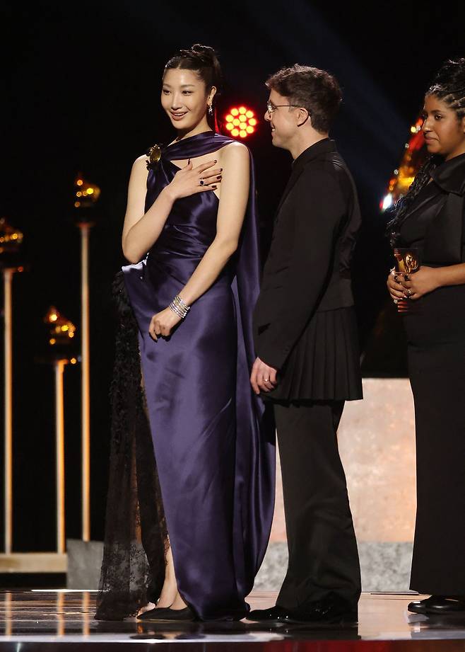 넷플릭스 애니메이션 영화 '케이팝 데몬 헌터스' 오리지널사운드트랙(OST) '골든' 곡 작업에 참여한 이재가 1일(현지시간) 그래미 어워즈 시상 무대에 올랐다. AFP=연합뉴스