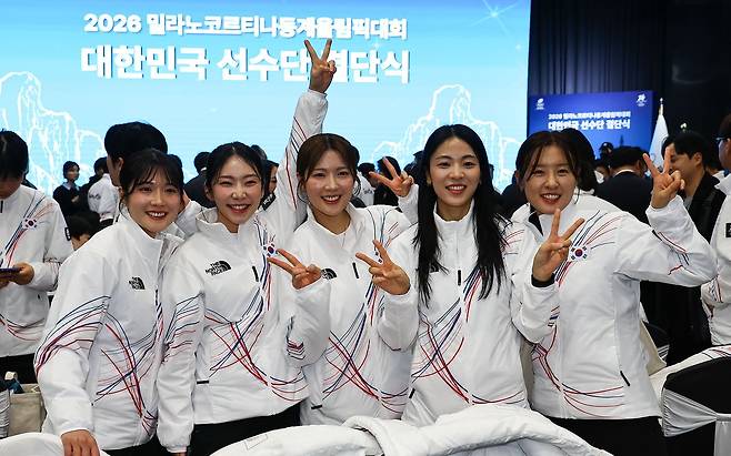 2026 밀라노·코르티나담페초 동계올림픽에서 금메달을 노리는 한국 여자 컬링 대표팀이 결단식에서 기념 촬영하고 있다. 김종호 기자