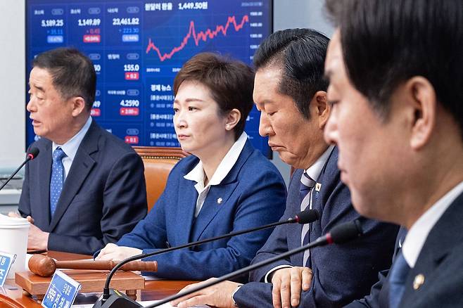 정청래 더불어민주당 대표가 2일 서울 여의도 국회에서 열린 최고위원회의에서 강득구 최고위원이 발언하는 가운데 생각에 잠겨있다. 뉴스1