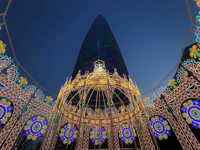 지난해 롯데타워 아레나 광장에서 열린 '2025 롯데 루미나리에'. 사진 롯데물산