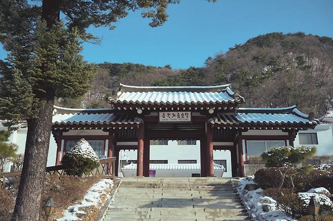 기와 지붕과 한글 현판이 멋스럽다(사진=안규림)