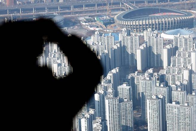 서울시 송파구 올림픽로 롯데 월드 타워 서울스카이 전망대에서 아파트 등 주택 단지가 보이고 있다. /사진=뉴스1