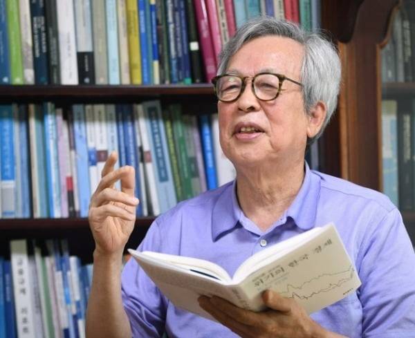 김인준 서울대 경제학부 명예교수가 2021년 <위기의 한국경제> 출간 후 한국경제신문과 인터뷰하고 있다. 한경DB