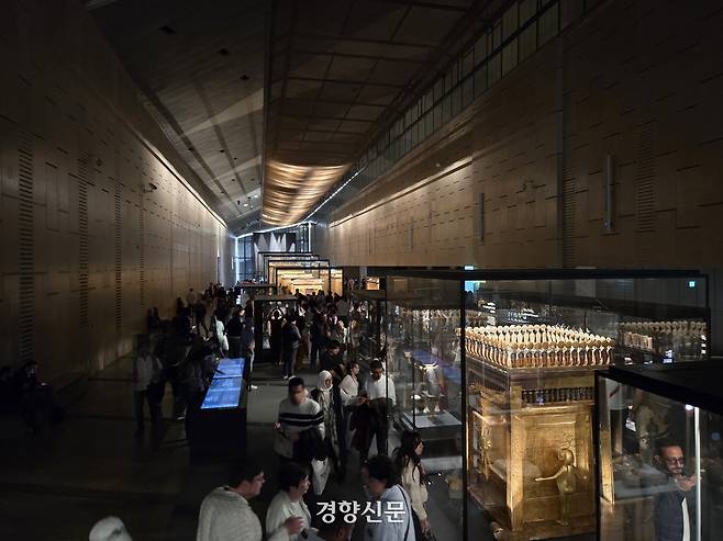 이집트 기자 이집트 대박물관(GEM) 투탕카멘실을 전 세계의 관광객이 둘러보고 있다 . 기자(이집트) | 윤승민 기자