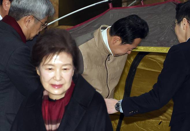 박근혜 전 대통령이 지난달 22일 국회 로텐더홀 단식 농성장에서 통일교·공천헌금 ‘쌍특검’ 수용을 요구하며 여드레째 단식 중인 국민의힘 장동혁 대표를 방문해 대화한 뒤 나오고 있다. 연합뉴스