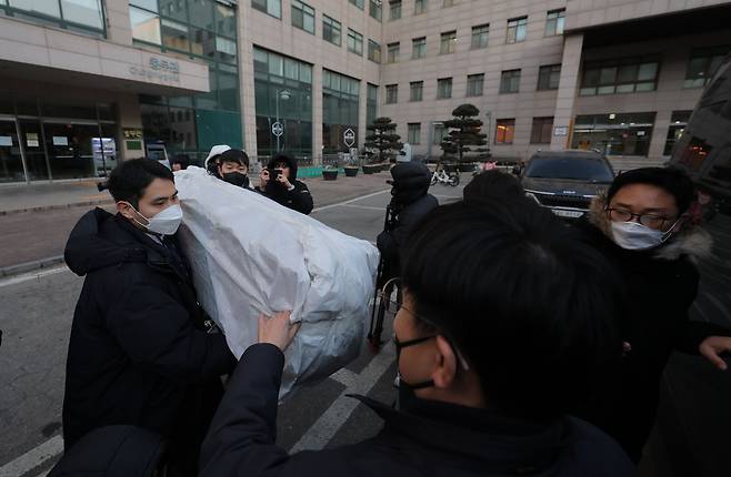 북한의 한국 무인기 침투 주장에 대한 진상을 규명하는 ‘군경합동조사 TF’가 21일 민간인 피의자 3명의 주거지 및 사무실 등에 대한 압수수색에 나선 가운데 이날 피의자 장모씨와 오모씨가 다니던 서울의 한 대학교 공대 건물에서 경찰 관계자들이 압수품을 옮기고 있다. 연합뉴스