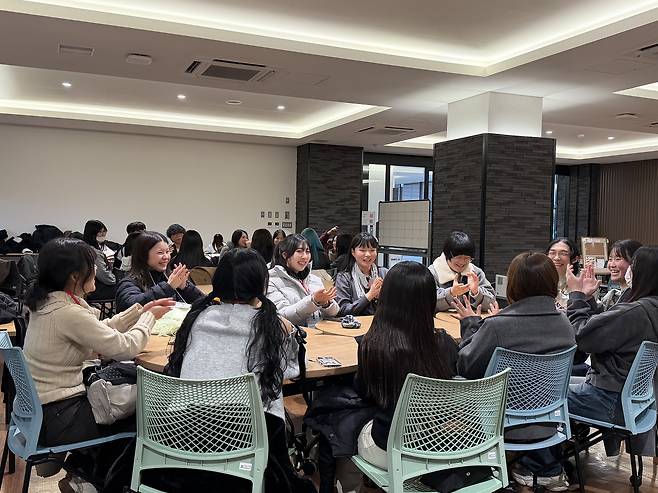 Korean and Japanese undergraduates chat during a cultural exchange session held at Tezukayama Gakuin University in Osaka, Japan, on Jan. 22. [LEE SOO-JUNG]