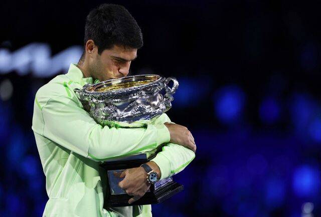 카를로스 알카라스(1위·스페인)가 1일 멜버른에서 열린 호주오픈 테니스 대회 남자단식 결승에서 노바크 조코비치(4위·세르비아)를 꺾은 뒤 우승 트로피에 입을 맞추고 있다. 22세 알카라스는 역대 최연소 커리어 그랜드 슬램(4대 메이저 대회 모두 우승)을 달성하며 ‘젊은 전설’이 됐다. 38세 조코비치는 알카라스를 향해 “당신이 한 일을 묘사하기에 가장 좋은 단어는 역사적·전설적이라는 표현”이라고 말했다. 로이터연합뉴스
