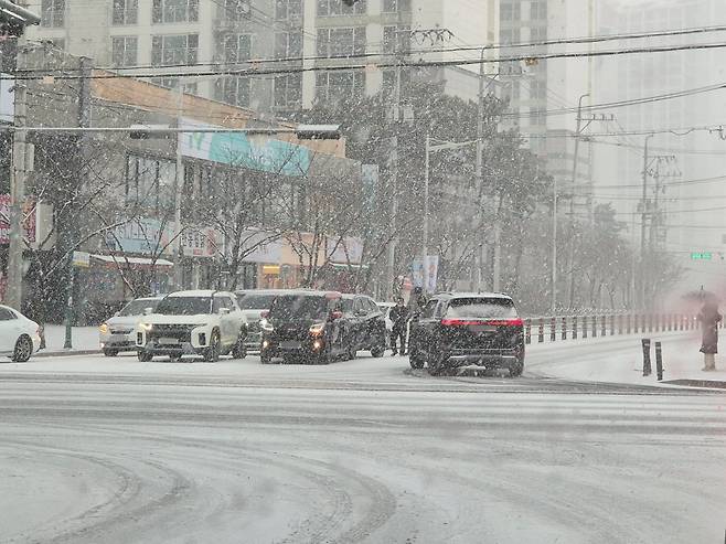 대구 동구 신암동 도로 출근길 모습.