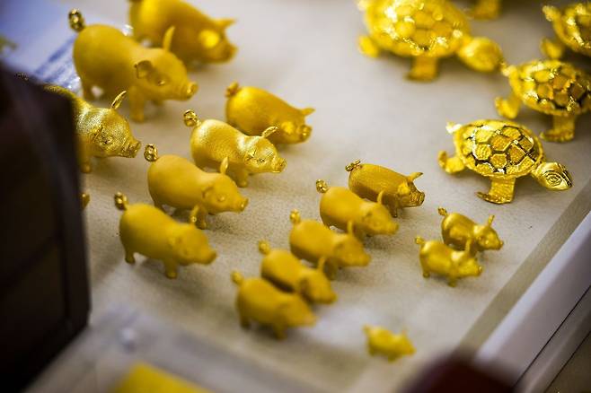 지난달 26일 서울 종로구 한국금거래소 종로본점에 금 제품이 진열되어 있다. 뉴시스