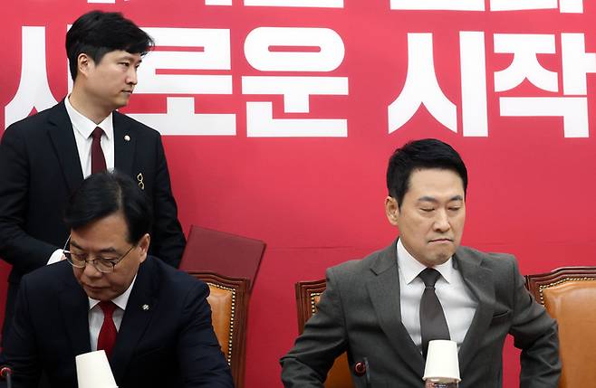 지난달 29일 국회에서 열린 국민의힘 최고위원회의에서 우재준 청년최고위원이 장동혁 대표와 송언석 원내대표 뒤로 이동하고 있다. 국민의힘 지도부는 이날 한동훈 전 대표에 대한 제명안을 의결했다고 밝혔다. [연합뉴스]