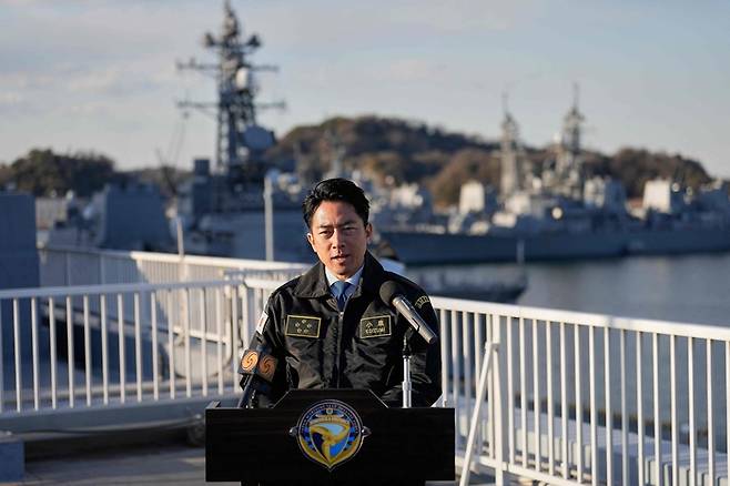 고이즈미 신지로 일본 방위상이 지난달 30일 요코스카 기지에서 한일 국방장관 회담 결과를 기자들에게 설명하고 있다. [AFP 연합뉴스]