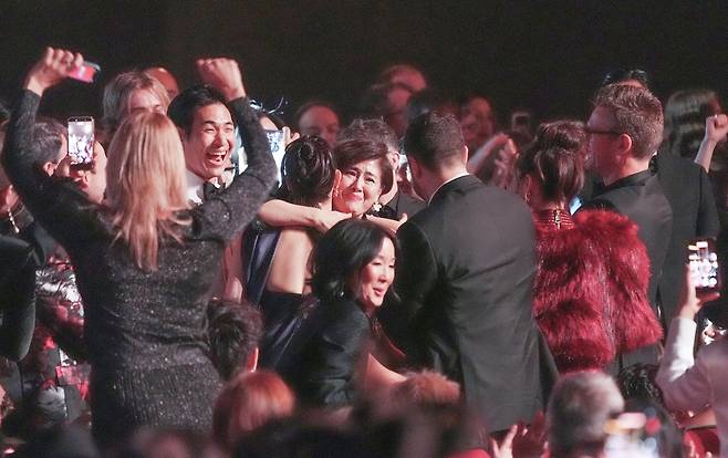 1일(현지시간) 미국 로스앤젤레스 크립토닷컴 아레나에서 열린 제68회 그래미 어워즈 사전행사에서 '케이팝 데몬 헌터스' 주제곡 '골든'이 '베스트 송 리튼 포 비주얼 미디어' 부문 수상작으로 발표되자 관계자들이 환호하고 있다.  AP연합뉴스