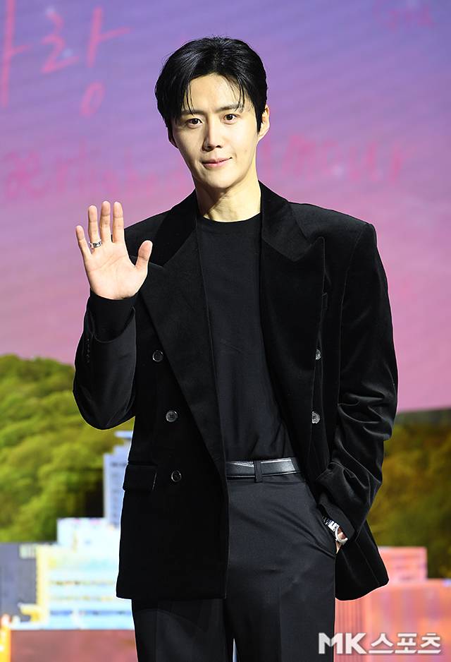 2021년 사생활 논란을 딛고 완벽한 부활을 알린 순간, 다시 터진 ‘가족 법인 탈세 의혹’은 김선호의 제2의 전성기에 찬물을 끼얹는 수준을 넘어 ‘확인사살’이 될 위기다.사진=천정환 기자