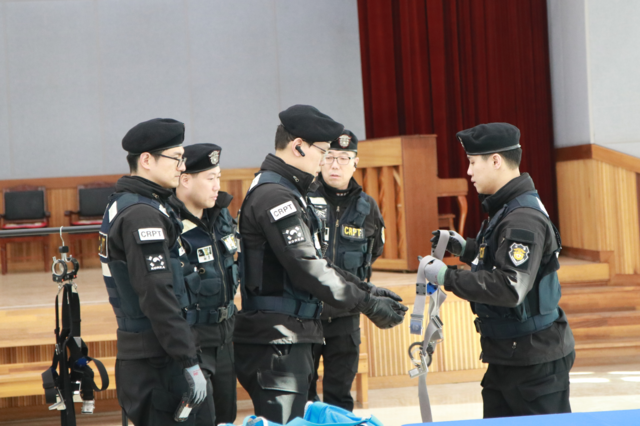 1월 29일 경기 화성시 마도면 화성직업훈련교도소에서 교도소 내 기동순찰팀(CRPT)이 보호장비 착용 시연을 하고 있다. 법무부 제공