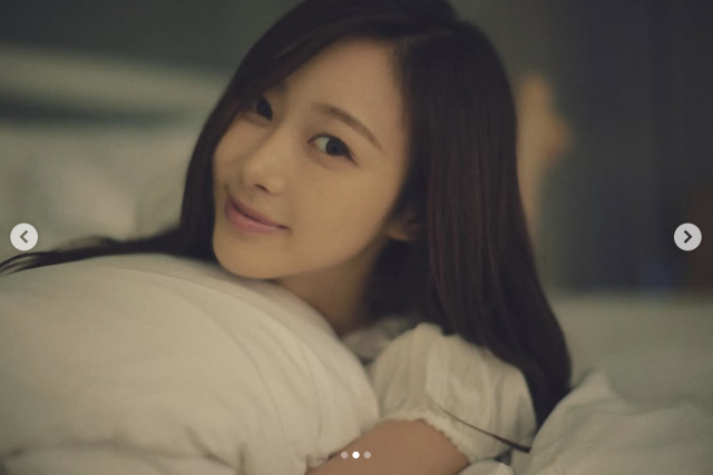 지젤이 오버핏 화이트 셔츠 패션으로 근황을 전했다. / 지젤 SNS