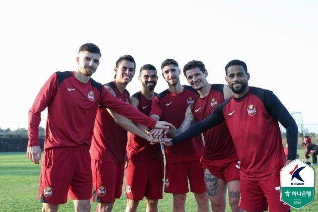 왼쪽부터 바베츠, 후이즈, 루카스, 로스, 클리말라, 안데르손/한국프로축구연맹