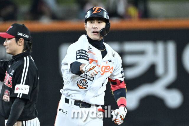 29일 대전 한화생명 볼파크 야구장에서 열린 '2025 신한 SOL 뱅크 KBO 한국시리즈 3차전' LG 트윈스와 한화 이글스 경기. 한화 심우준이 8회말 2사 만루에 2타점 역전 2타점 2루타를 친 후 기뻐하고 있다./마이데일리