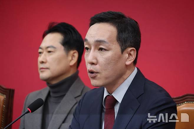 [서울=뉴시스] 김금보 기자 = 김민수 국민의힘 최고위원이 8일 오전 서울 여의도 국회에서 열린 최고위원회의에서 발언을 하고 있다. 2025.01.08. kgb@newsis.com