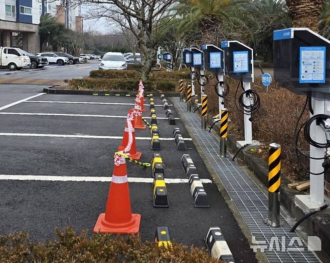 [제주=뉴시스] 제주시지역 아파트단지에서 설치중인 전기차 충전기. (사진=뉴시스 DB). photo@newsis.com