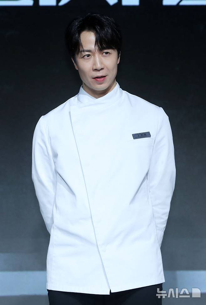 [서울=뉴시스] 김혜진 기자 = 손종원 셰프가 서울 종로구 JW 메리어트 동대문 스퀘어 서울에서 열린 넷플릭스 예능 '흑백요리사: 요리 계급 전쟁2' 제작발표회에서 포즈를 취하고 있다. 2025.12.17. jini@newsis.com