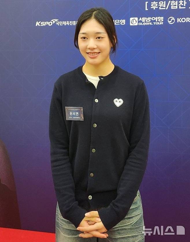 [서울=뉴시스] 박윤서 기자 = 제37회 윤곡 김운용 여성체육대상 시상식에서 취재진과 인터뷰하는 손서연. 2026.01.26.