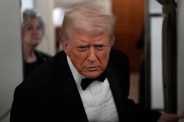 ▲ 1월 31일(현지시간) 도널드 트럼프 미국 대통령이 플로리다로 이동하는 전용기 안에서 기자들의 질문에 답하고 있다. ⓒAP=연합뉴스