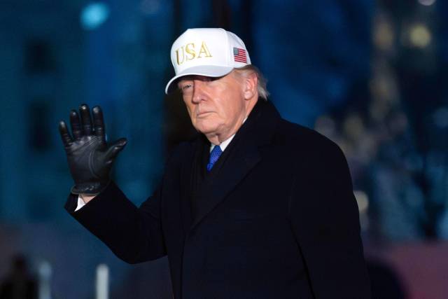 ▲도널드 트럼프 미국 대통령이 1일(현지시간) 백악관에 도착해 취재진에게 인사하고 있다. ⓒAP=연합뉴스