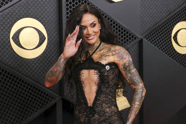 ▲미국 싱어송라이터인 켈라니 패리시가 1일(현지시간) 오른쪽 가슴에 'ICE OUT'(ICE 퇴출) 이라는 글씨가 새겨진 흰색 뱃지를 달고 그래미 어워즈 시상식에 입장하고 있다. ⓒEPA=연합뉴스